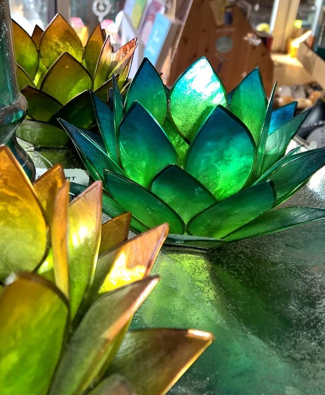 Lotusteelicht aus Capiz und Glas